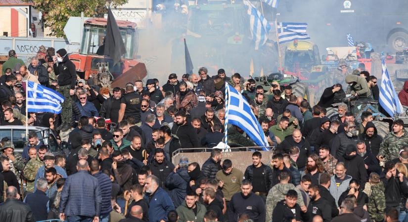 Rendőrökkel csaptak össze, és egy kifutópályát is elfoglaltak a tüntető gazdák Krétán