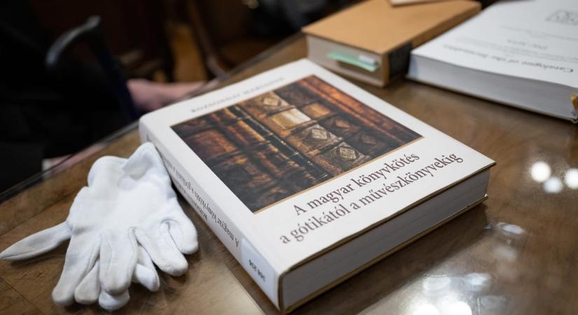 Az évszázad legnagyobb könyvadományát kapta ajándékba a Magyar Tudományos Akadémia