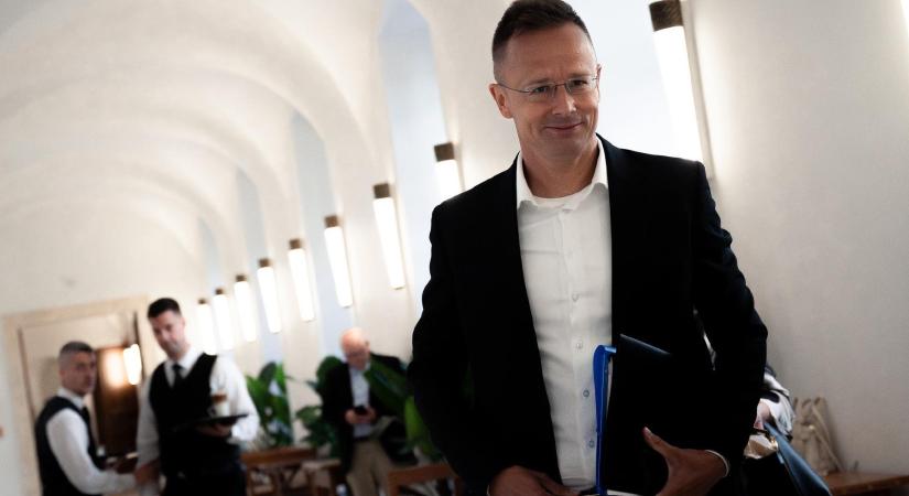 Szijjártó Isztambulból Moszkvába repül, nem egyedül