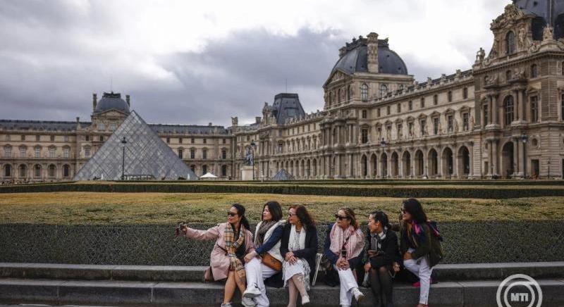 Sztrájkot hirdettek a párizsi Louvre dolgozói december 15-től