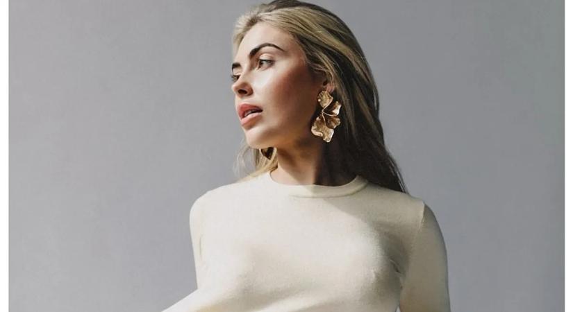 Szuperszexi fehérneműben csábít a megcsalt focistabarátnő