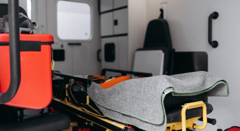 Fa zuhant egy mozgó autóra, egy 44 éves nő meghalt