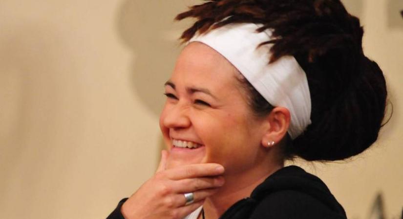 A Zanzibár énekesnője raszta haj helyett egyenes copffal: a 45 éves Terecskei Rita így nagyon más