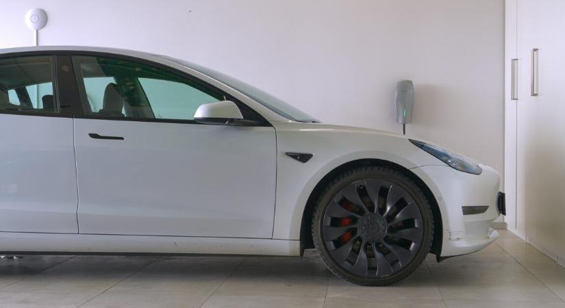 Egy nagy családi ház semmisült meg egy töltés alatt kigyulladt Tesla miatt