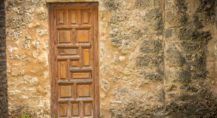 Titkos fal áll egy budapesti ház udvarán, borzalmas titkot őriz