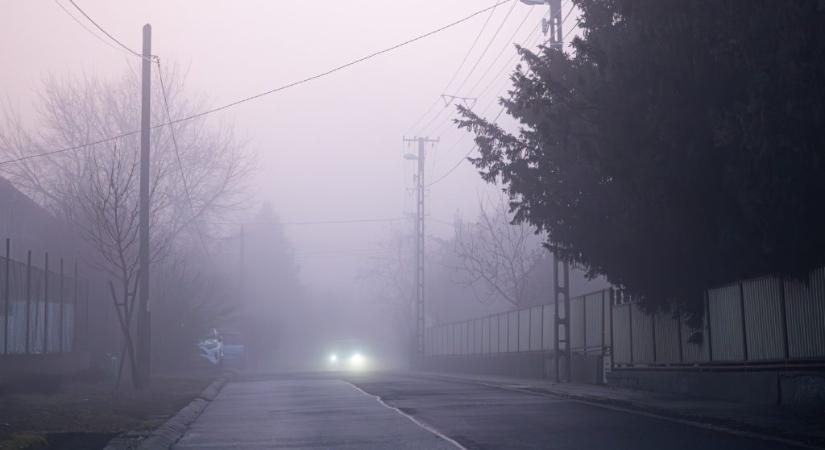 Felhős, ködös idő némi napsütéssel