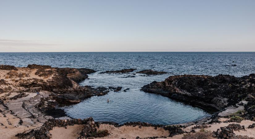 Négy fürdőző halt meg Tenerifén, miután egy erős hullám kisodorta őket egy tengerparti természetes medencéből