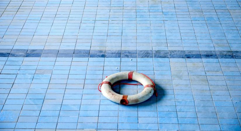 A víz helyén üresség maradt – Elhagyott strandok Mártonfai Dénes fotóin