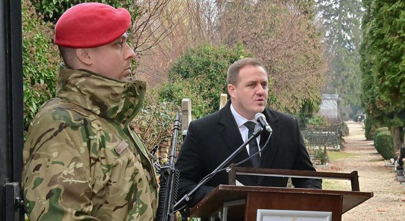 Olyan korban vállalt szerepet, amikor a bátorság ára nem kitüntetés volt, hanem halál – Kiss Jánosra emlékeztek Kőszegen