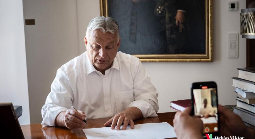 Orbán a repülőn mondta el: sajnálja, hogy ebben a kérdésben nincs nemzeti egység