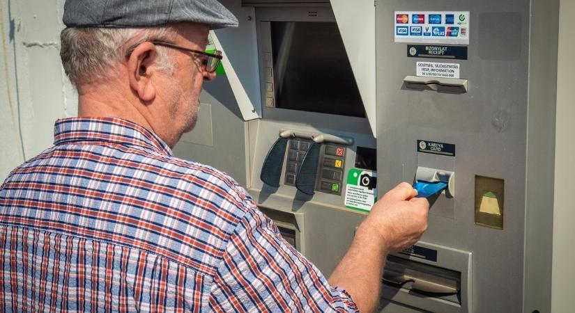 Ez már biztos, januártól változás az ATM-eknél, csak ennyit vonnak majd le