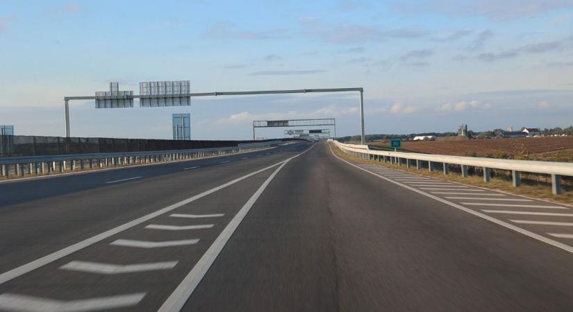 Friss aszfalt, régi dilemma: kell-e matrica az M4-es új szakaszára?