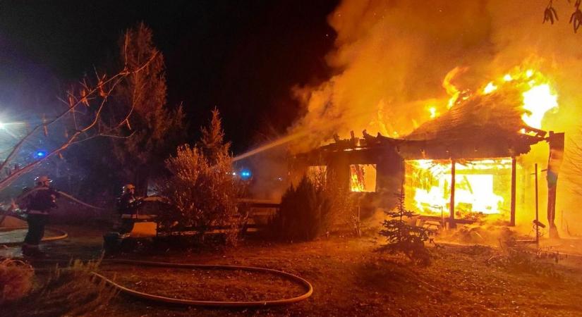 Hatalmas lángok pusztítanak Siófokon, a tűzoltók nagy erőkkel vonultak a helyszínre