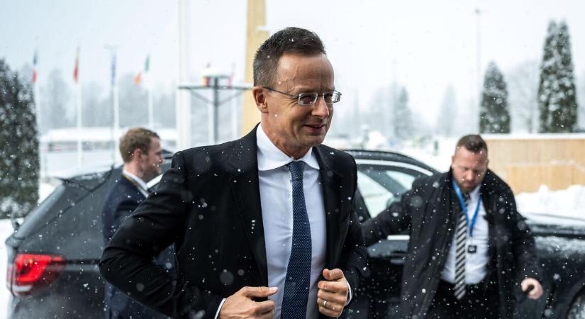 Nagykutyákkal utazott Szijjártó Péter ismét Moszkvába