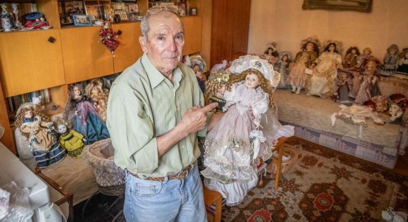 Videón a különleges dunaújvárosi lakás: több száz babája van a nyugdíjas férfinek