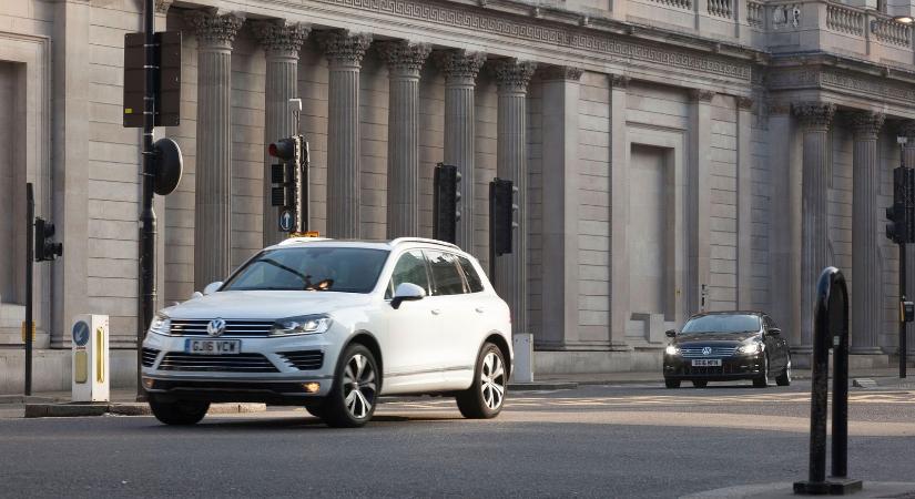 Eddig rosszul kanyarodtál az autóddal? Rendívüli KRESZ-szabályra hívták fel a figyelmet