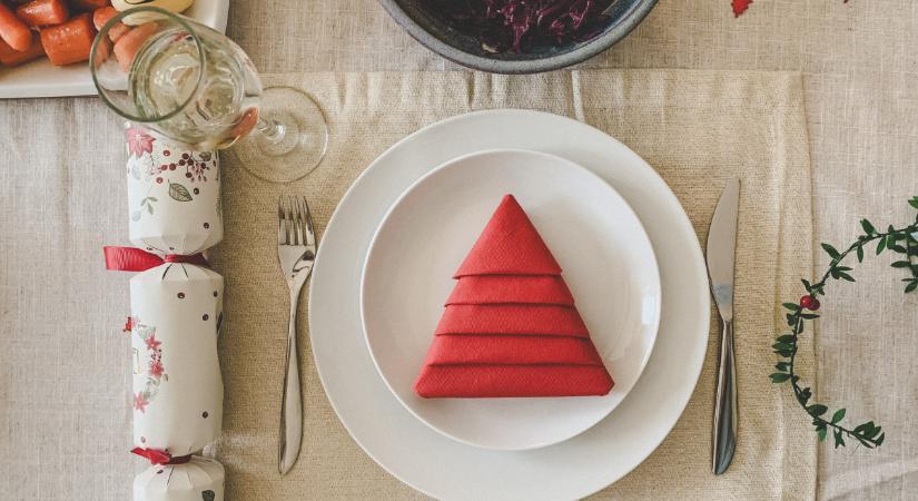 5 könnyű, mégis sikkes karácsonyi szalvétahajtogatás, amit imádni fogsz az ünnepi asztalon