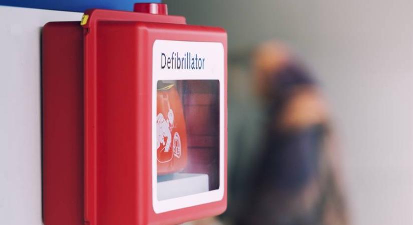 Fontosabb a defibrillátor épsége, mint az ember? Több okból is megtagadhatta az életmentést a BKV-alkalmazott a metrónál
