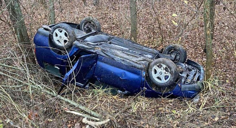 Szabadnapos mentős segített a felborult autó utasain