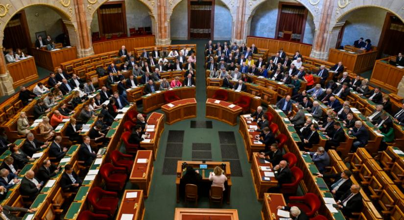 Több mint egy tucat előterjesztést vitat meg az Országgyűlés