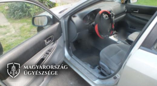 Amíg szerelte, elkötötték az autót