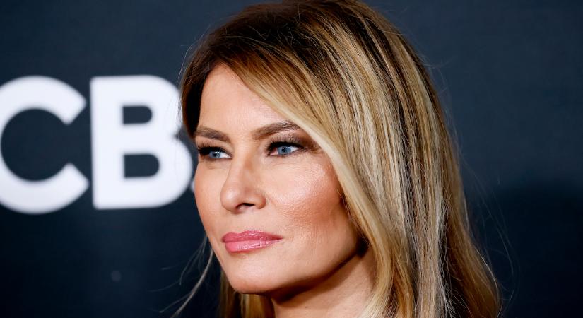 Melania Trump a Mikulás társaságában jótékonykodott: rászoruló gyerekeknek mesélt a karácsonyról