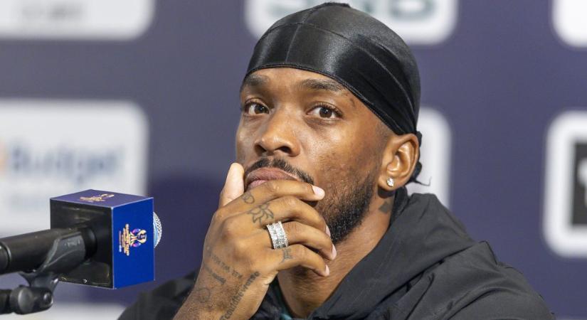 Lefejelt egy szurkolót a kocsmában, ezért őrizetbe vették az angol válogatott csatárt