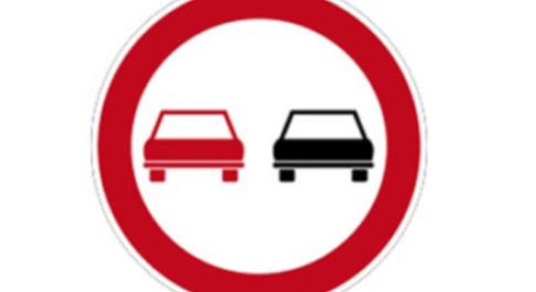 Előzni tilos táblát lopott Hajdúböszörménynél