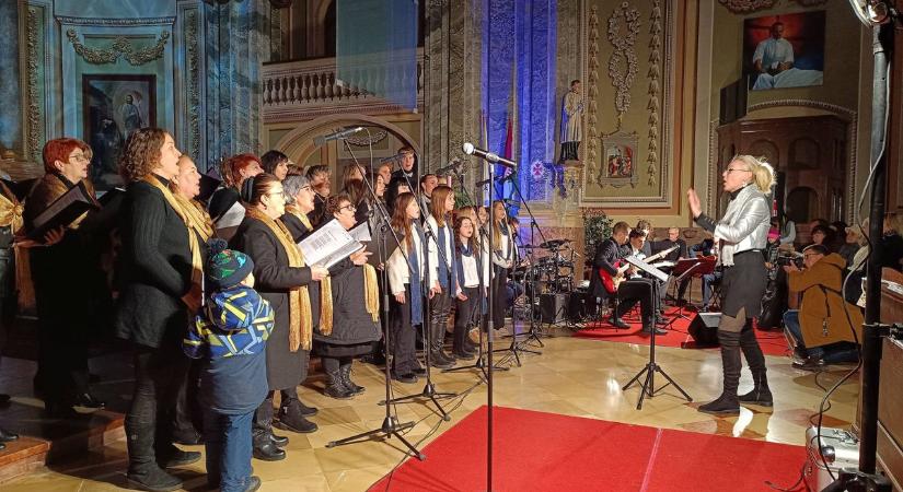 Taps a templomban: Szekszárdon ezren álltak a Hangszerelem karácsonyi koncertjén