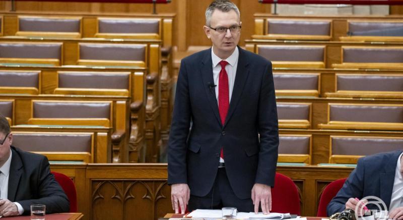 "A jogszabályokat sokszor felülírják a jogi népszokások"