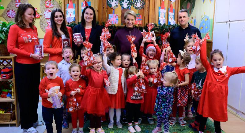 Százötven gyermeket ajándékozott meg az UniFit Mikulása Debrecenben