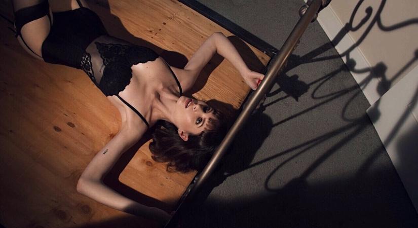 Félmeztelenül térdel a Playboy spanyol modellje - fotó
