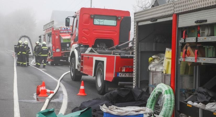 Vigyázat! Két autó ütközött a II. János Pál úton