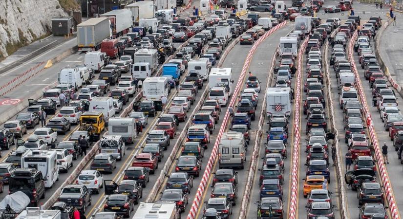 EY: Politikai irányváltások fékezik az elektromos autók terjedését