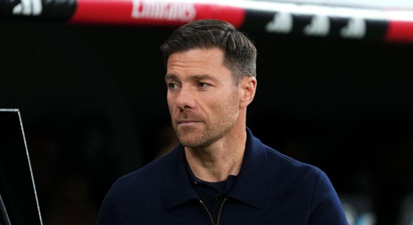 Szorul a hurok Xabi Alonso nyaka körül, még egy dobása van