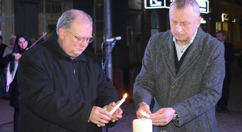 Beregszászban meggyújtották az adventi koszorú második gyertyáját - Fellobbant a remény lángja