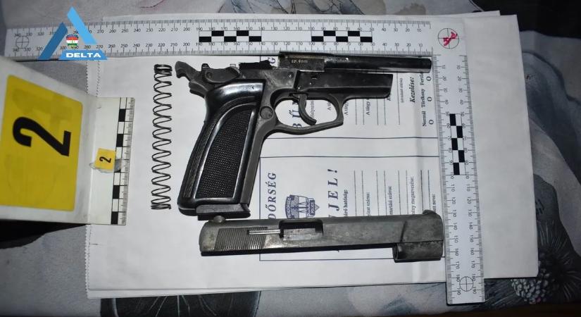Félbetört pisztolyra találtak a nógrádi rendőrök, a tulajdonosa is a közelben volt