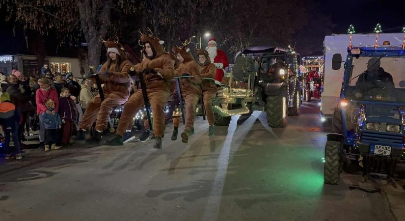 Erre a településre Kramer rakodógéppel érkezett a Mikulás - Videó!