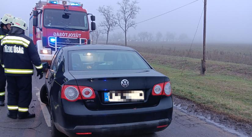 Frontálisan ütközött két személyautó Békéscsaba külterületén