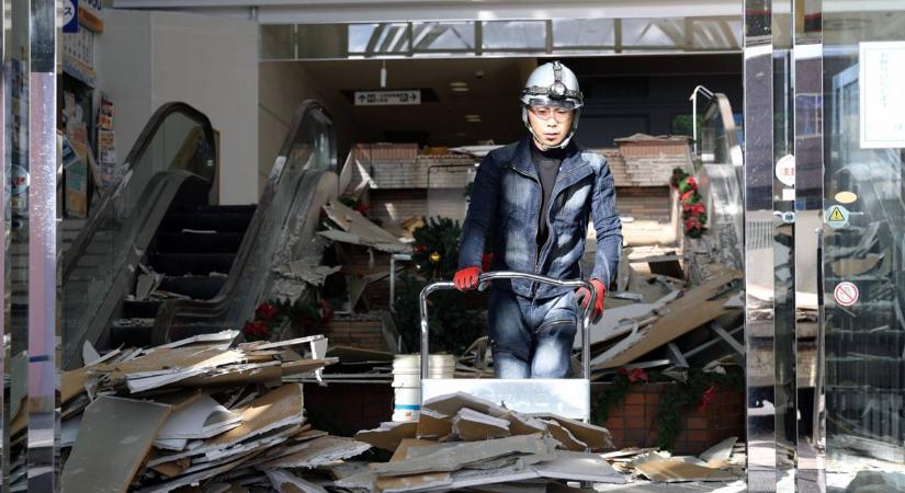 Sok a sérültje a japán földrengésnek, újabb erős rengés veszélyére figyelmeztették a lakosságot