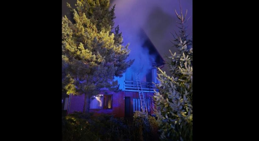 TRAGÉDIA: Füstmérgezésben halt meg egy nő, miután leégett a háza