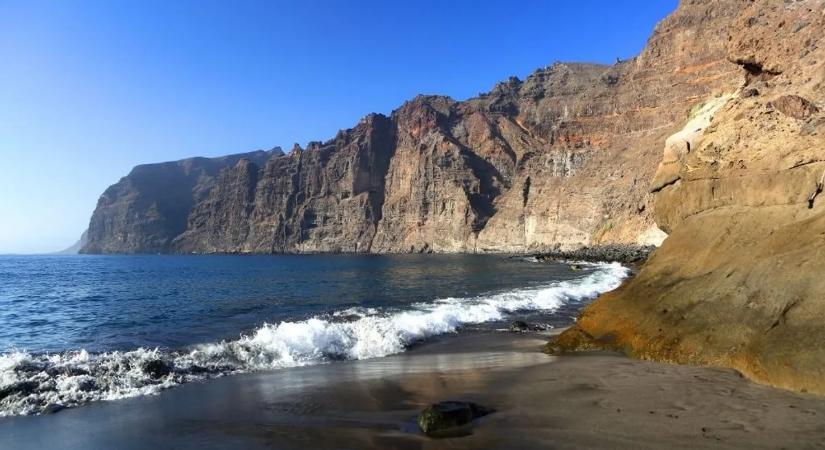 Tengerparti fürdőzés helyett halálos rémálom: óriáshullám sodorta el a medencéből az embereket