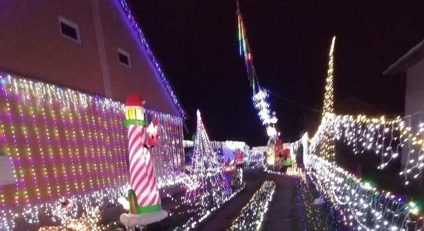 Fényárban úszik az idős házaspár karácsonyi meseháza Csorváson