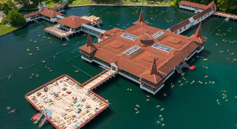 Lebontják a Hévízi Tófürdő ikonikus fürdőházát