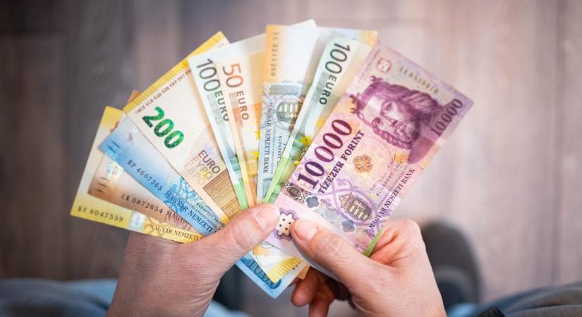 Ugrott egy nagyot a forint a javuló infláció hírére