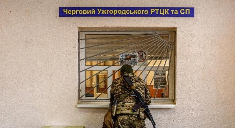 Kényszersorozás az utcán: idős férfit próbáltak autóba tuszkolni Odesszában - videó