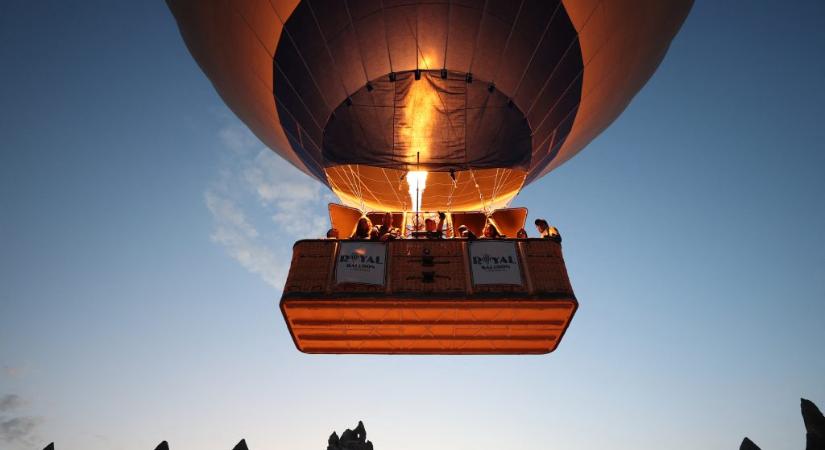 Mosolyogva integetett a kamerának, majd kiugrott a hőlégballonból 300 méteres magasságnál