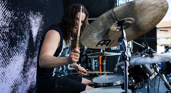 Szerencsésen megúszott egy komoly ütközést a Converge dobosa (fotó)