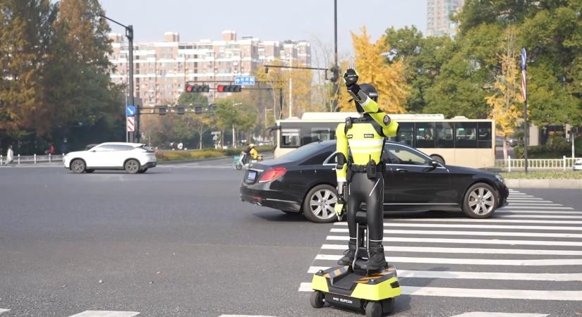 Kínában munkába állt az első robotzsaru