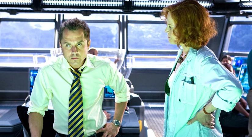 James Cameron szerint a stúdiónak nem tetszett, hogy kettészedte az Avatar 2-t, ezért megkérdezte őket: "Melyik részetek nem akar esélyt arra, hogy még egyszer 2 milliárd dollárt keressen?"